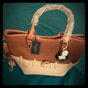 Fashionable tote. Vegan, wristlet, compartments.